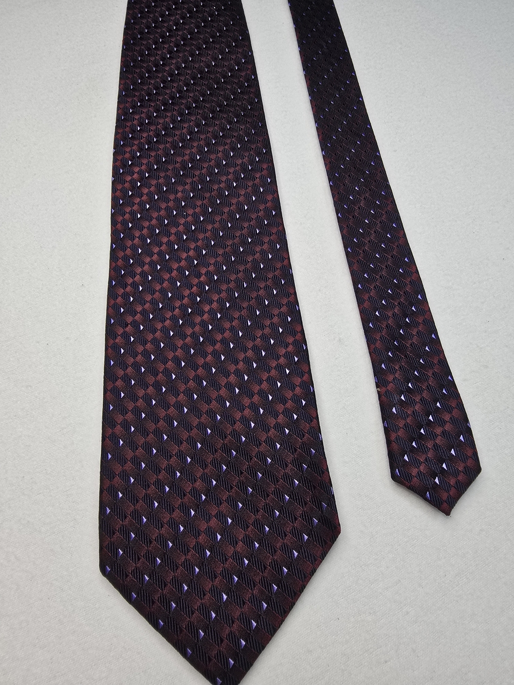 Chas Reed & Co. Collection 100% Silk Men's Necktie Burgundy Geometric Pattern